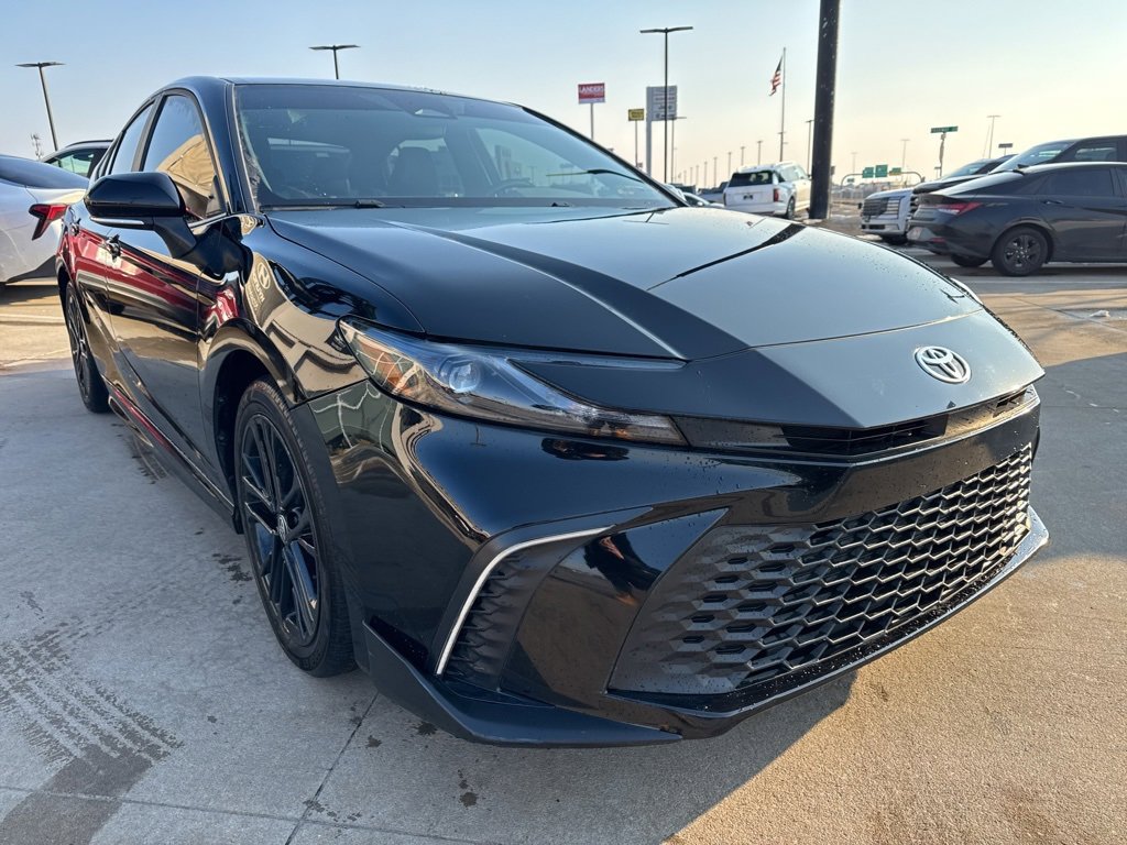 Used 2025 Toyota Camry SE image 3