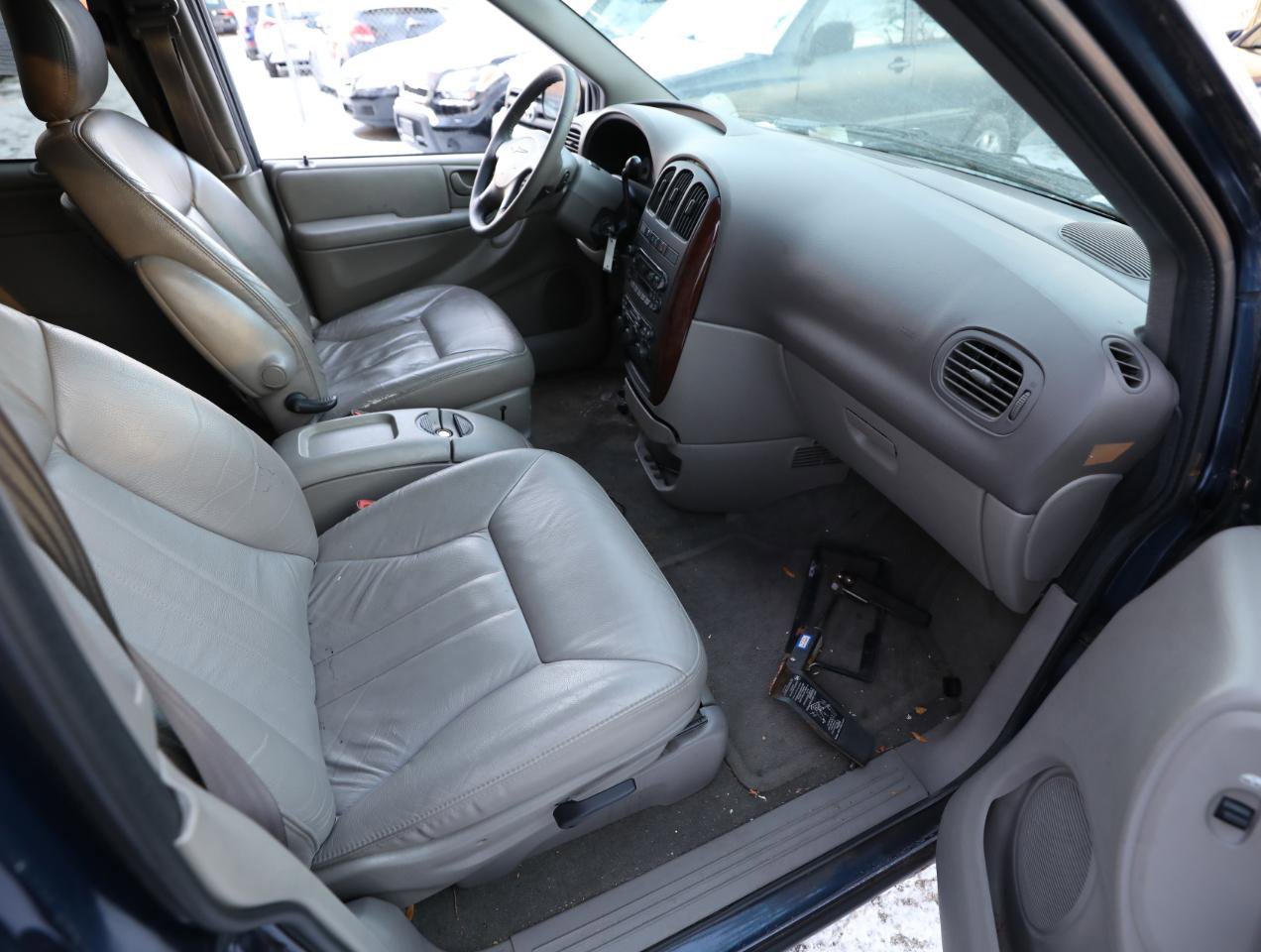 Used 2002 Chrysler Town & Country EX image 10