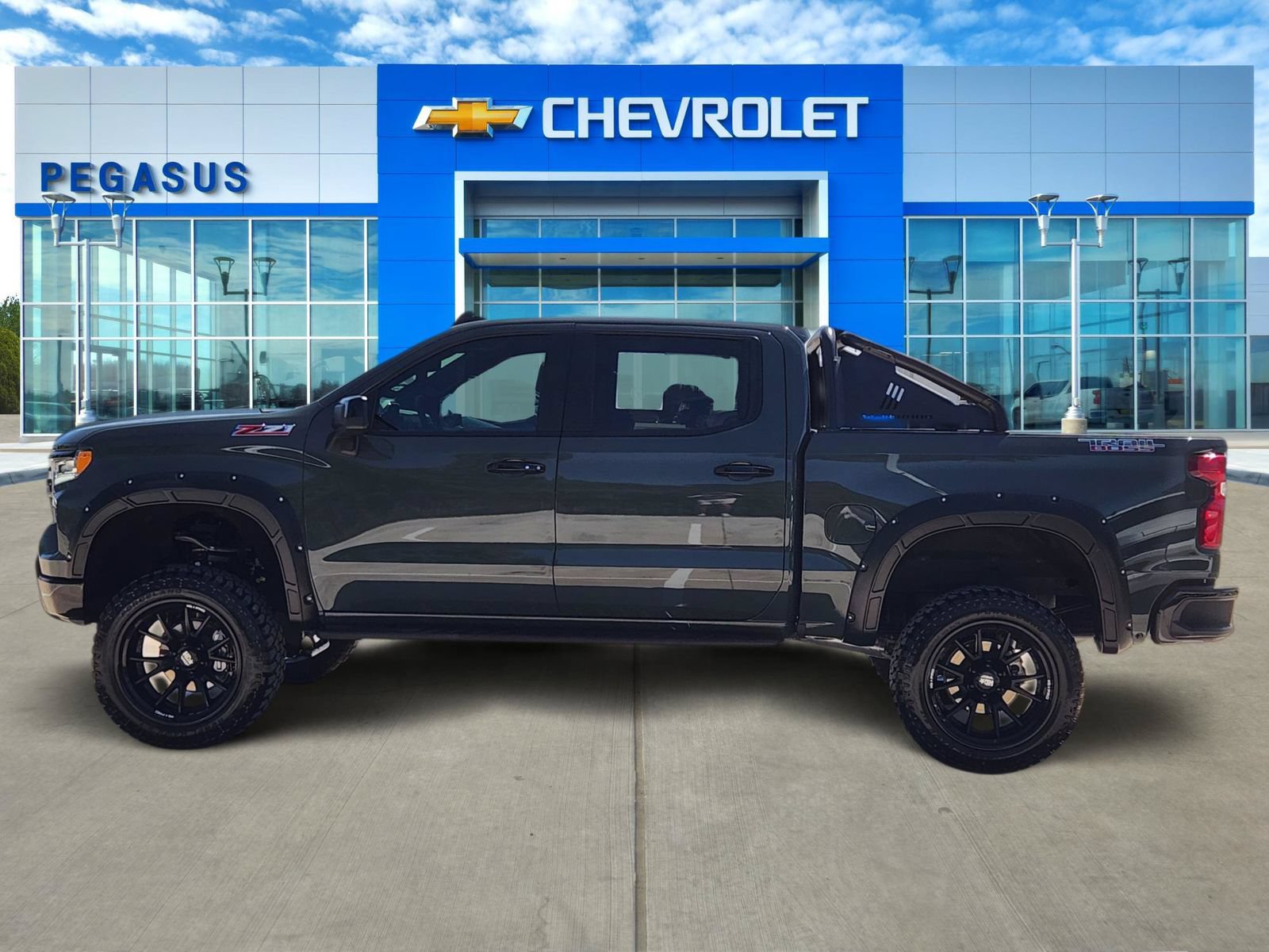 Used 2025 Chevrolet Silverado 1500 LT Trail Boss AWD/4WD image 3