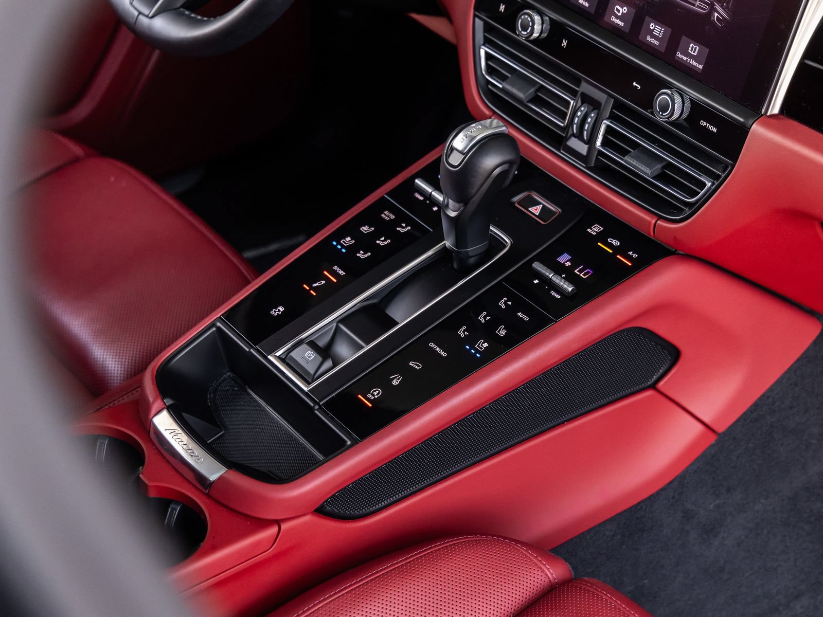 Certified 2024 Porsche Macan S AWD/4WD image 34