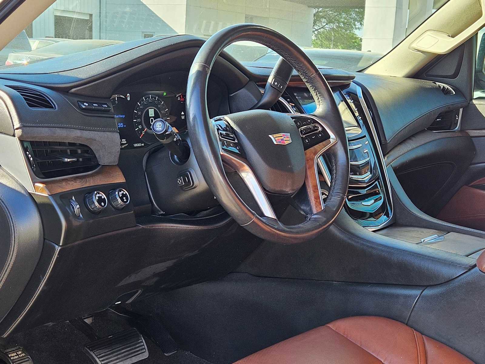 Used 2020 Cadillac Escalade Luxury image 2