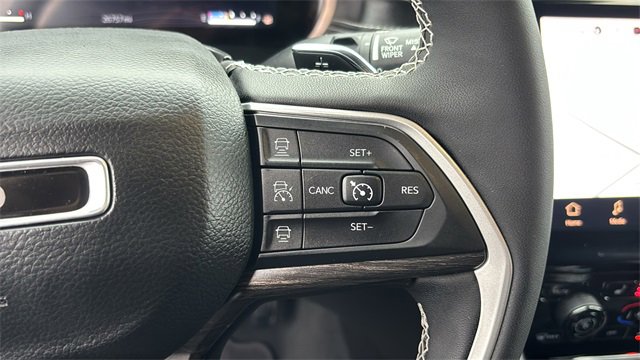 Used 2023 Jeep Grand Cherokee L Limited w/ Luxury Tech Group II image 17