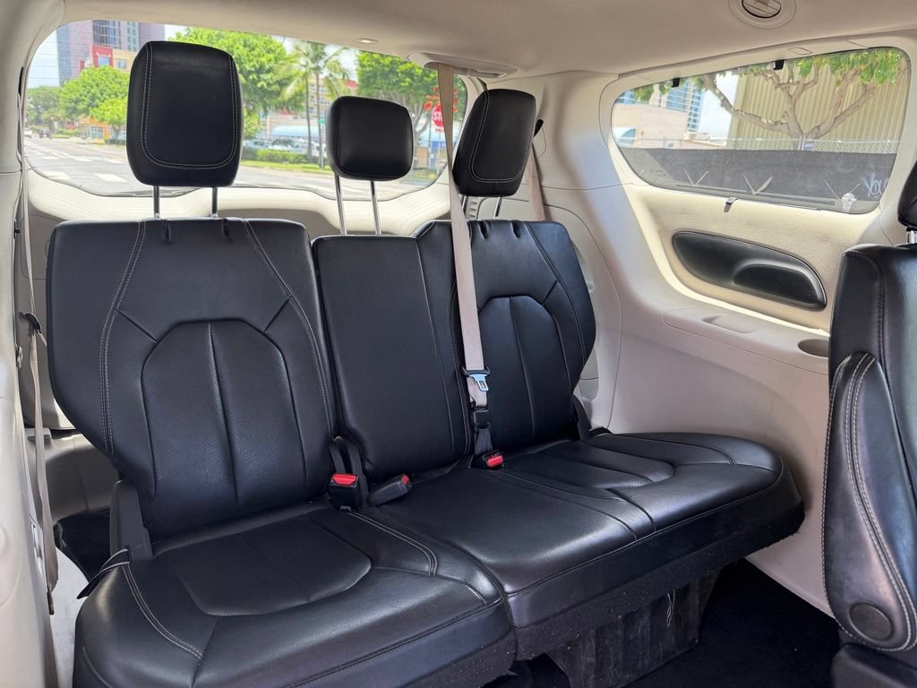 Used 2022 Chrysler Pacifica Touring-L FWD image 12