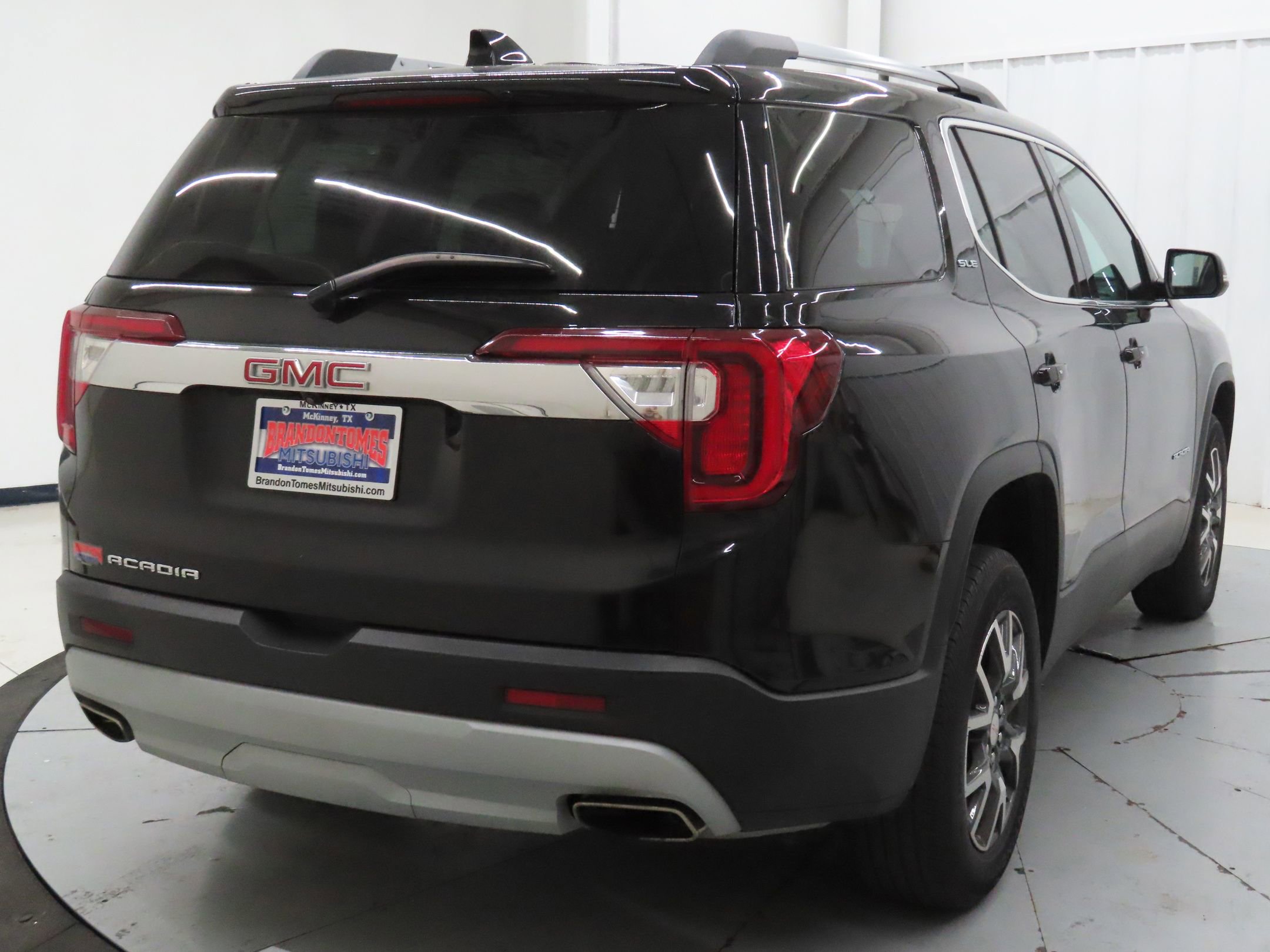 Used 2023 GMC Acadia SLE w/ Driver Convenience Package image 3