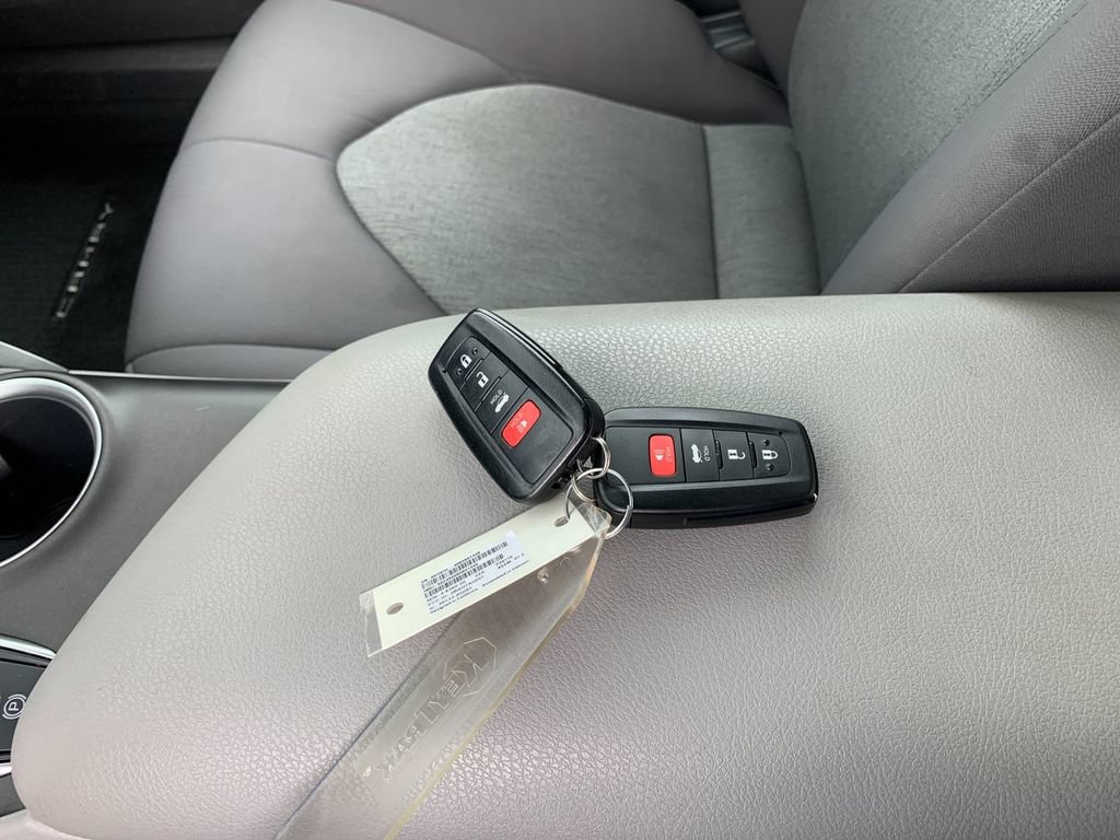 Used 2022 Toyota Camry LE FWD image 9