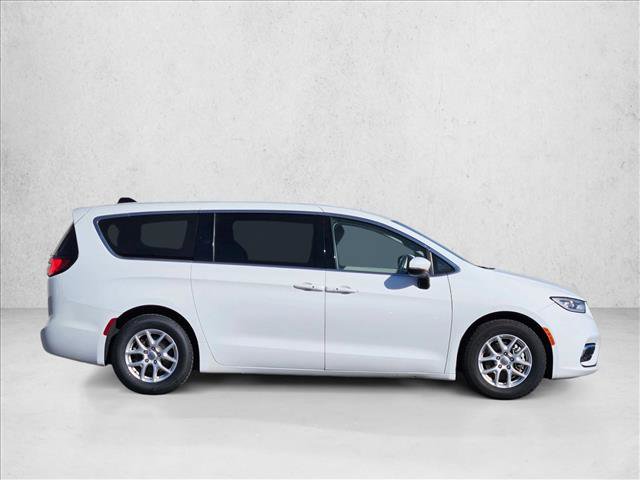 Used 2023 Chrysler Pacifica Touring-L FWD video 4