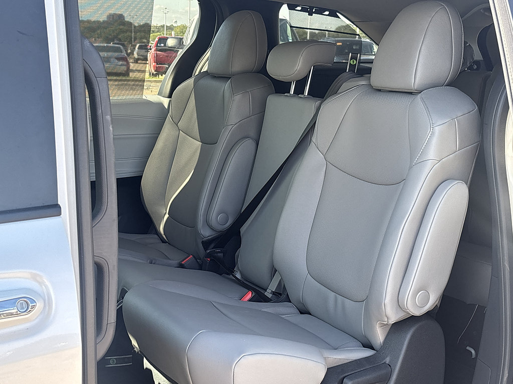 Used 2026 Toyota Sienna XLE FWD image 9