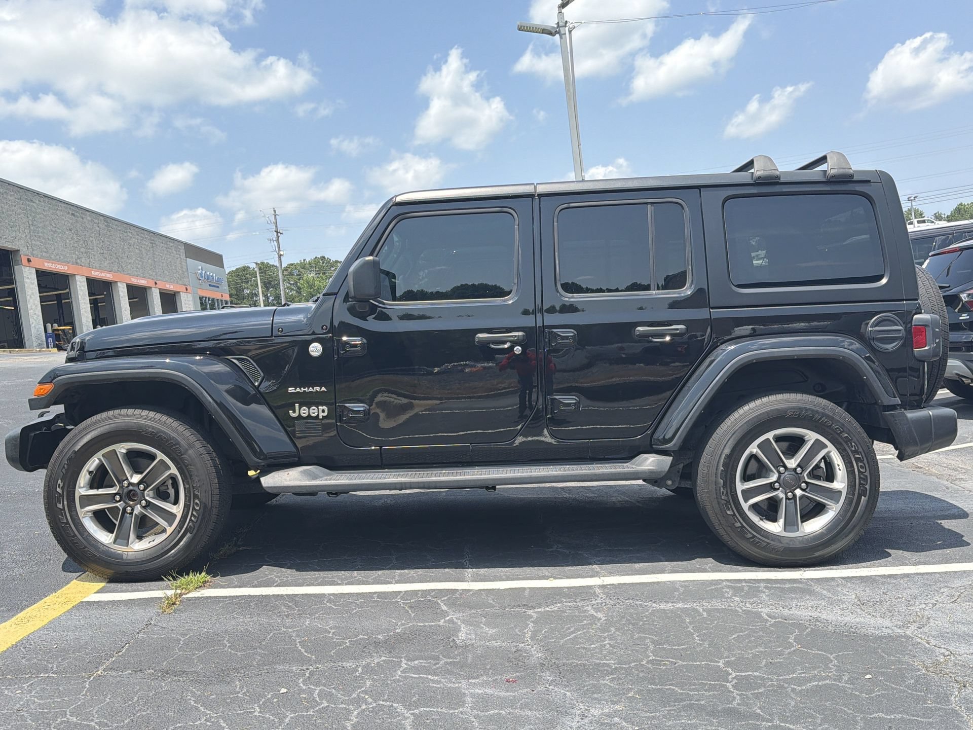 Used 2022 Jeep Wrangler Unlimited Sahara AWD/4WD image 9