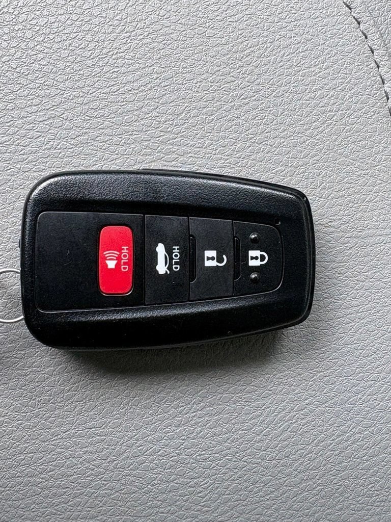 Used 2021 Toyota Camry XLE FWD image 14