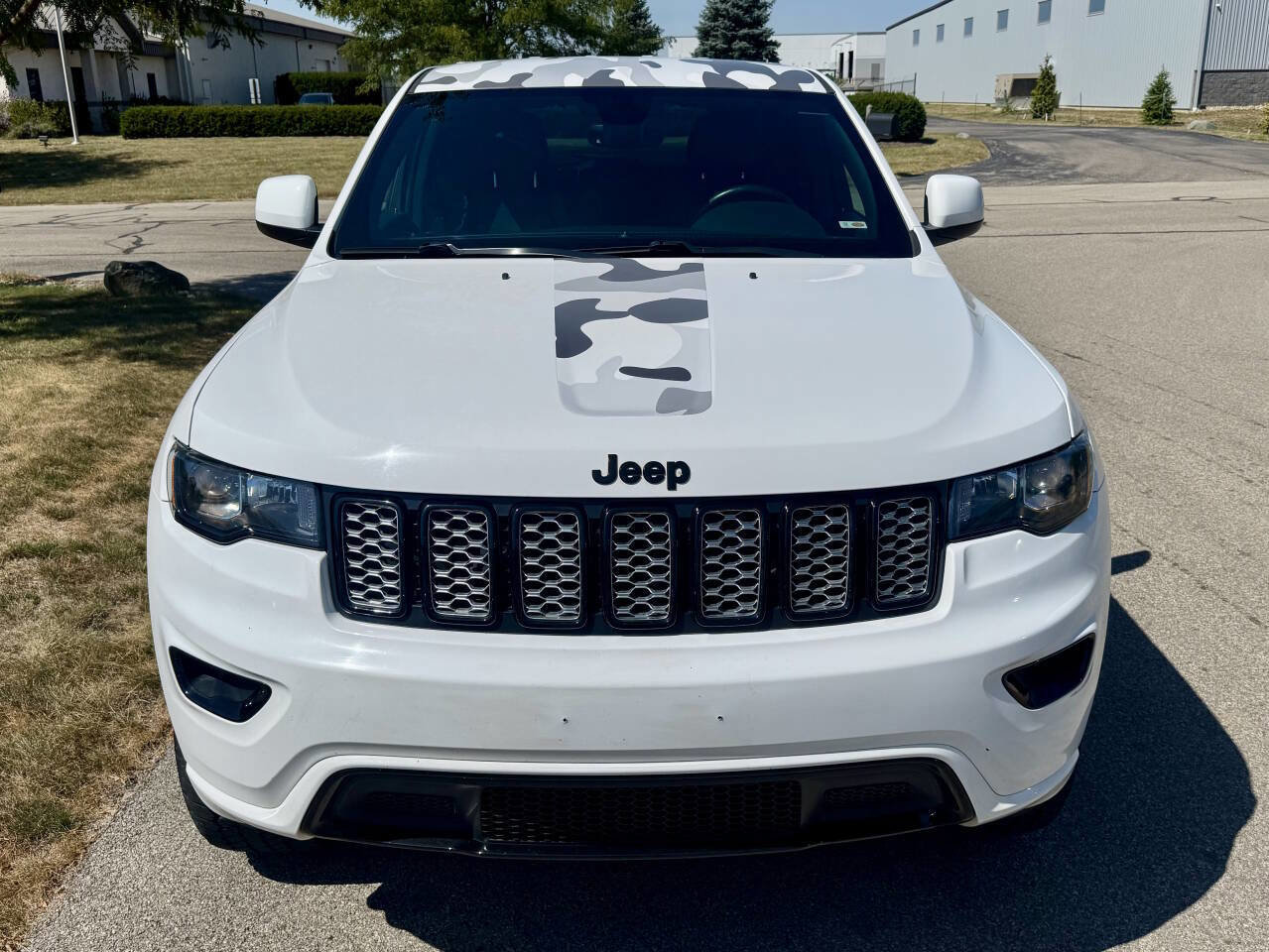 Used 2017 Jeep Grand Cherokee Altitude image 3