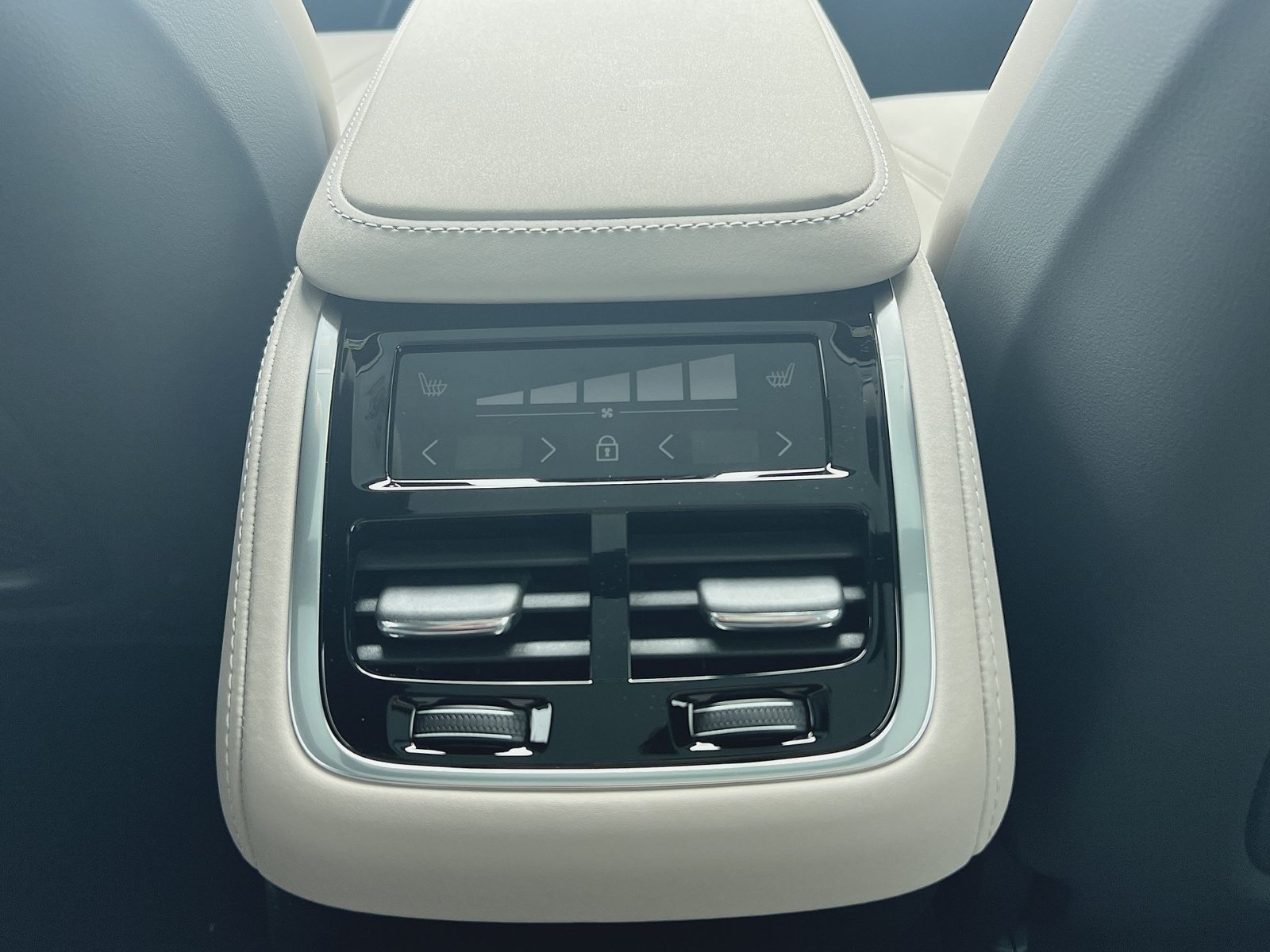 New 2026 Volvo XC90 B6 Plus w/ Protection Package Premier AWD/4WD image 23