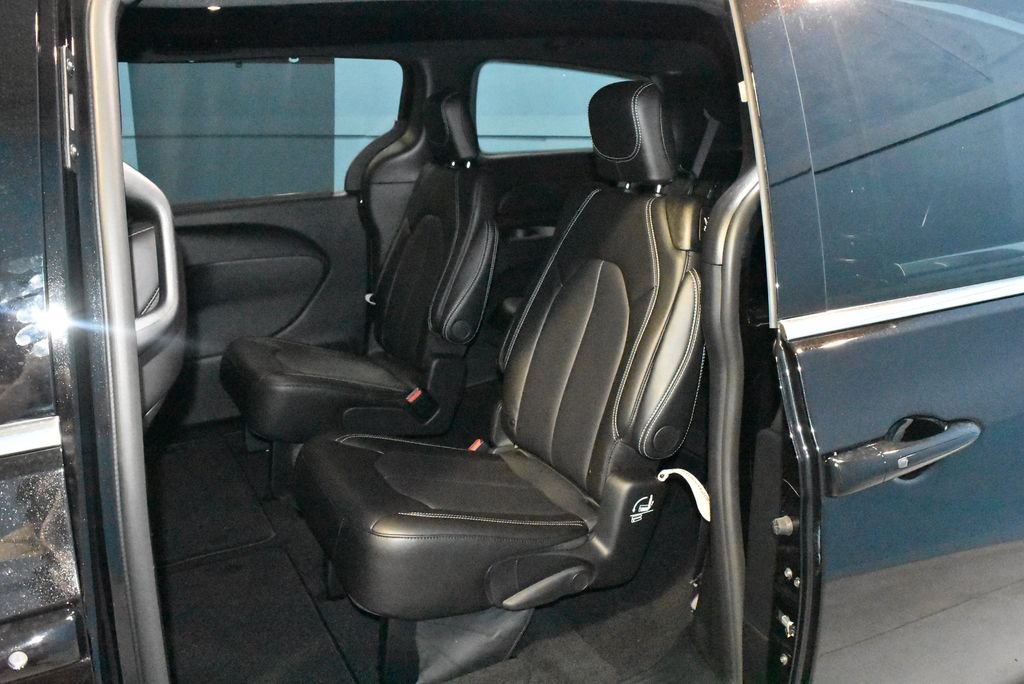 Used 2025 Chrysler Voyager LX FWD image 18