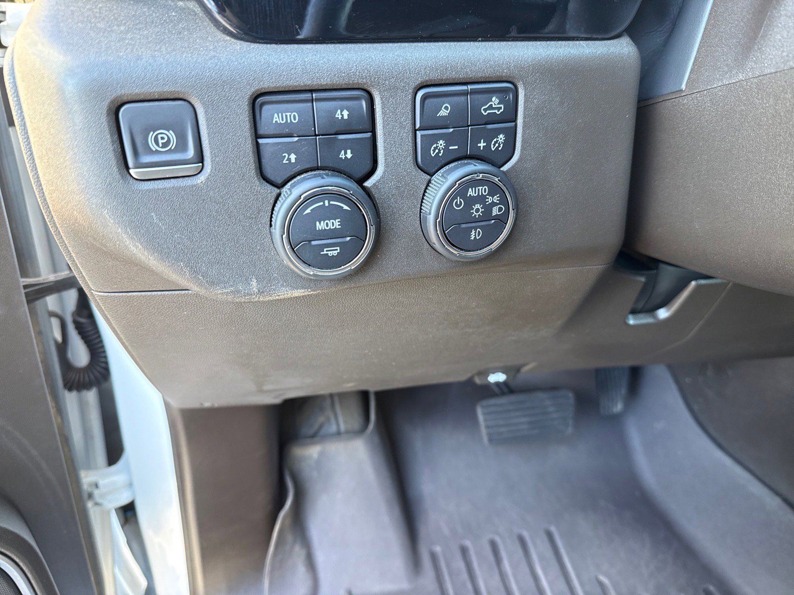 Used 2024 Chevrolet Silverado 3500 LTZ w/ LTZ Convenience Package image 23