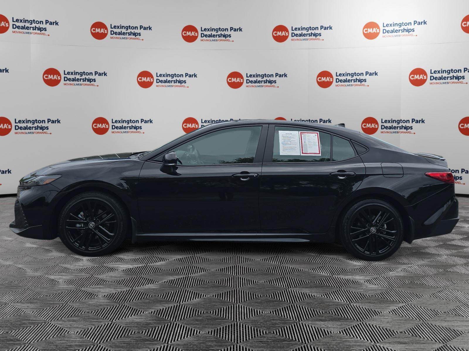 Used 2025 Toyota Camry SE FWD image 4
