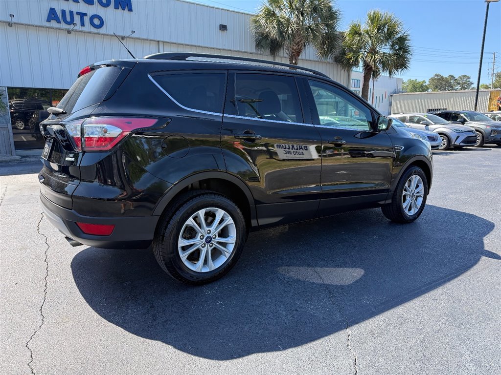 Used 2017 Ford Escape SE w/ Equipment Group 201A image 3