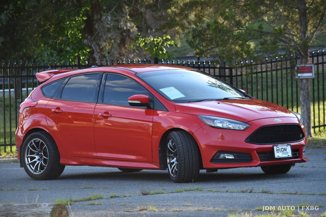 Used 2017 Ford Focus ST FWD image 4