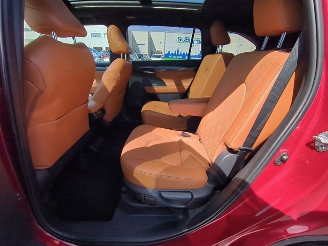 Used 2025 Toyota Highlander Platinum image 16