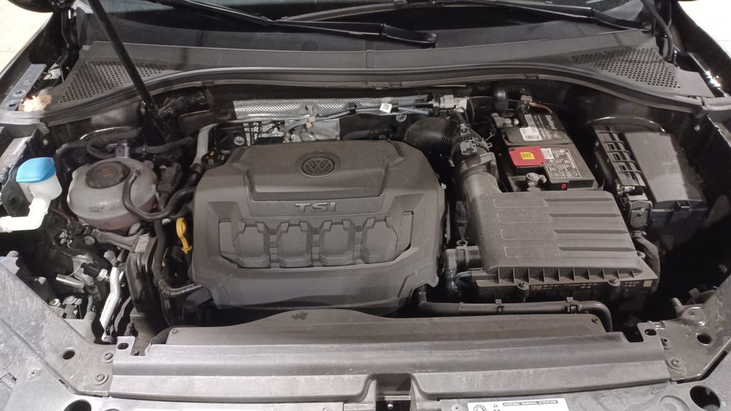 Used 2020 Volkswagen Tiguan SE w/ Panoramic Sunroof Package image 9