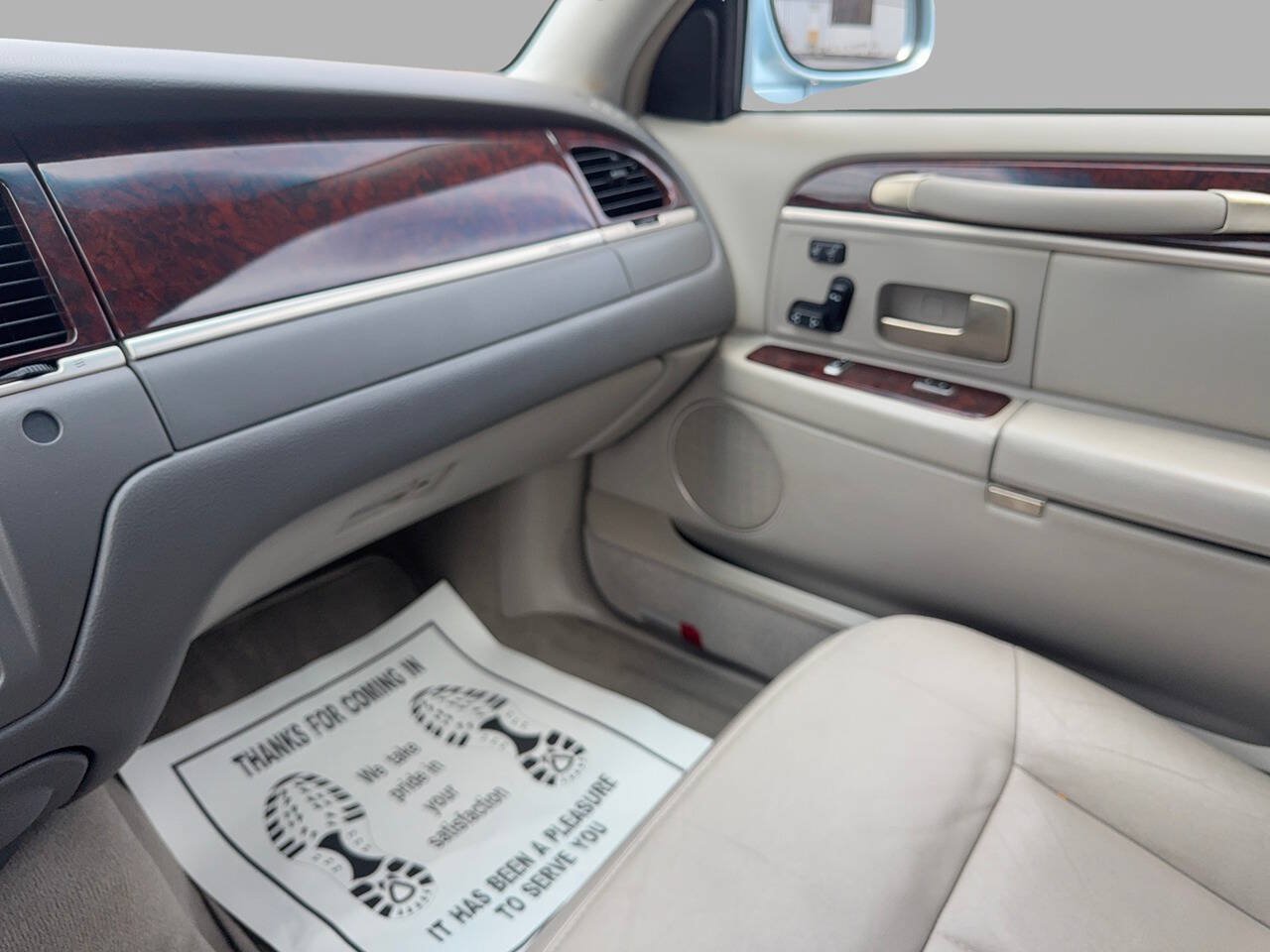 Used 2008 Lincoln Town Car Signature Limited RWD image 28