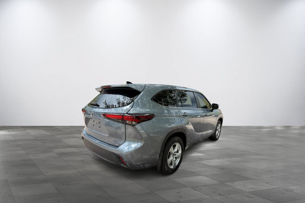 Used 2024 Toyota Highlander LE FWD image 6