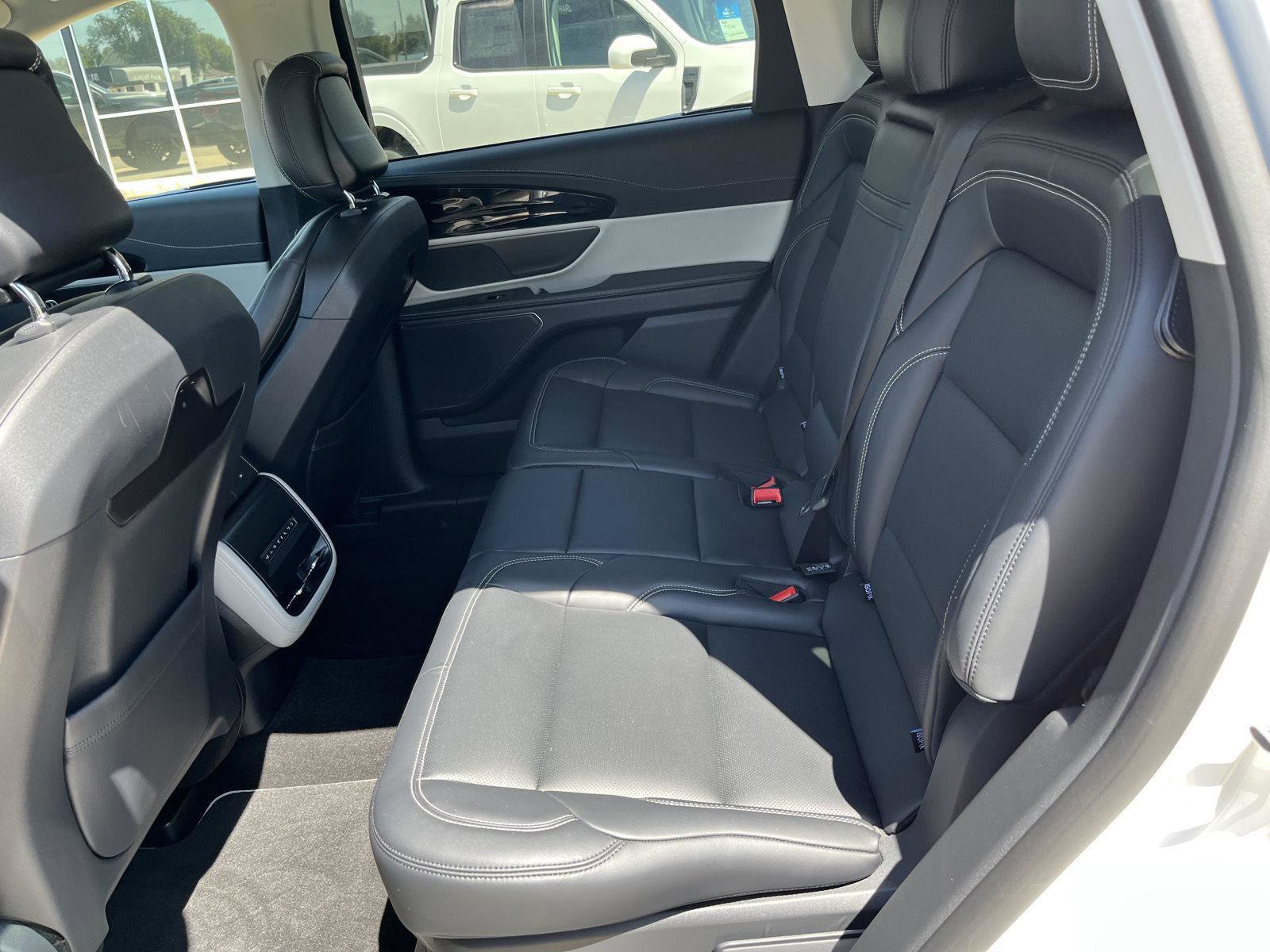 Used 2024 Lincoln Nautilus Premier AWD/4WD image 13