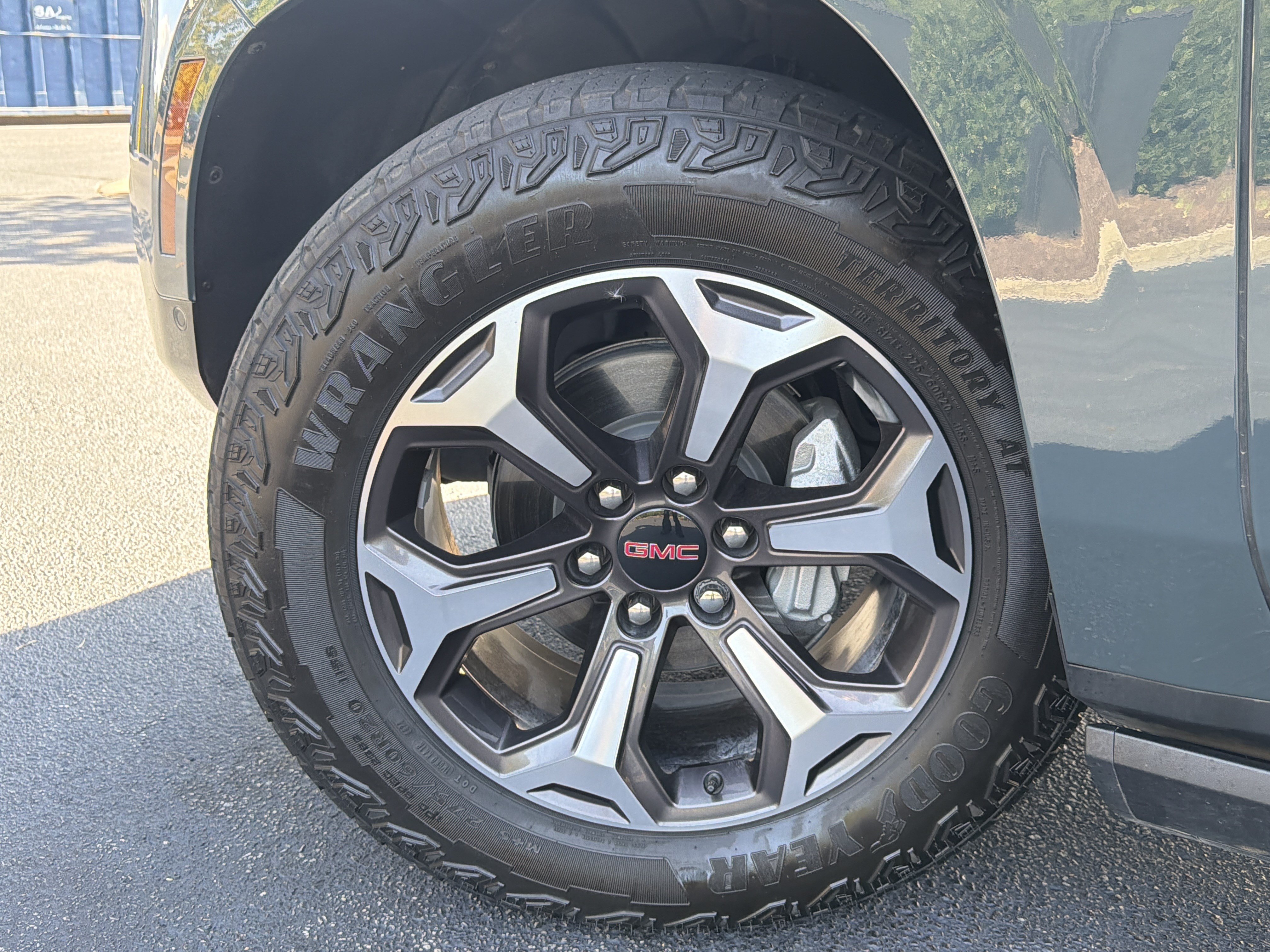 Used 2025 GMC Yukon AT4 Ultimate AWD/4WD image 18