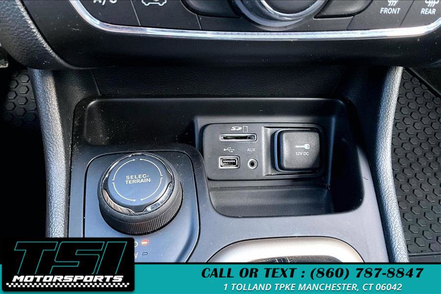 Used 2016 Jeep Cherokee Latitude w/ Cold Weather Group image 31