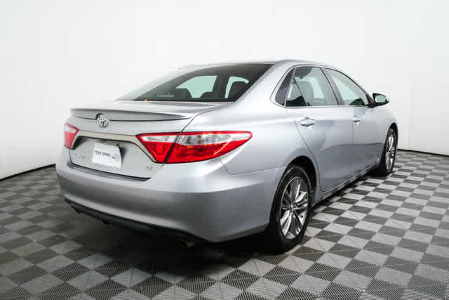 Used 2016 Toyota Camry SE image 3