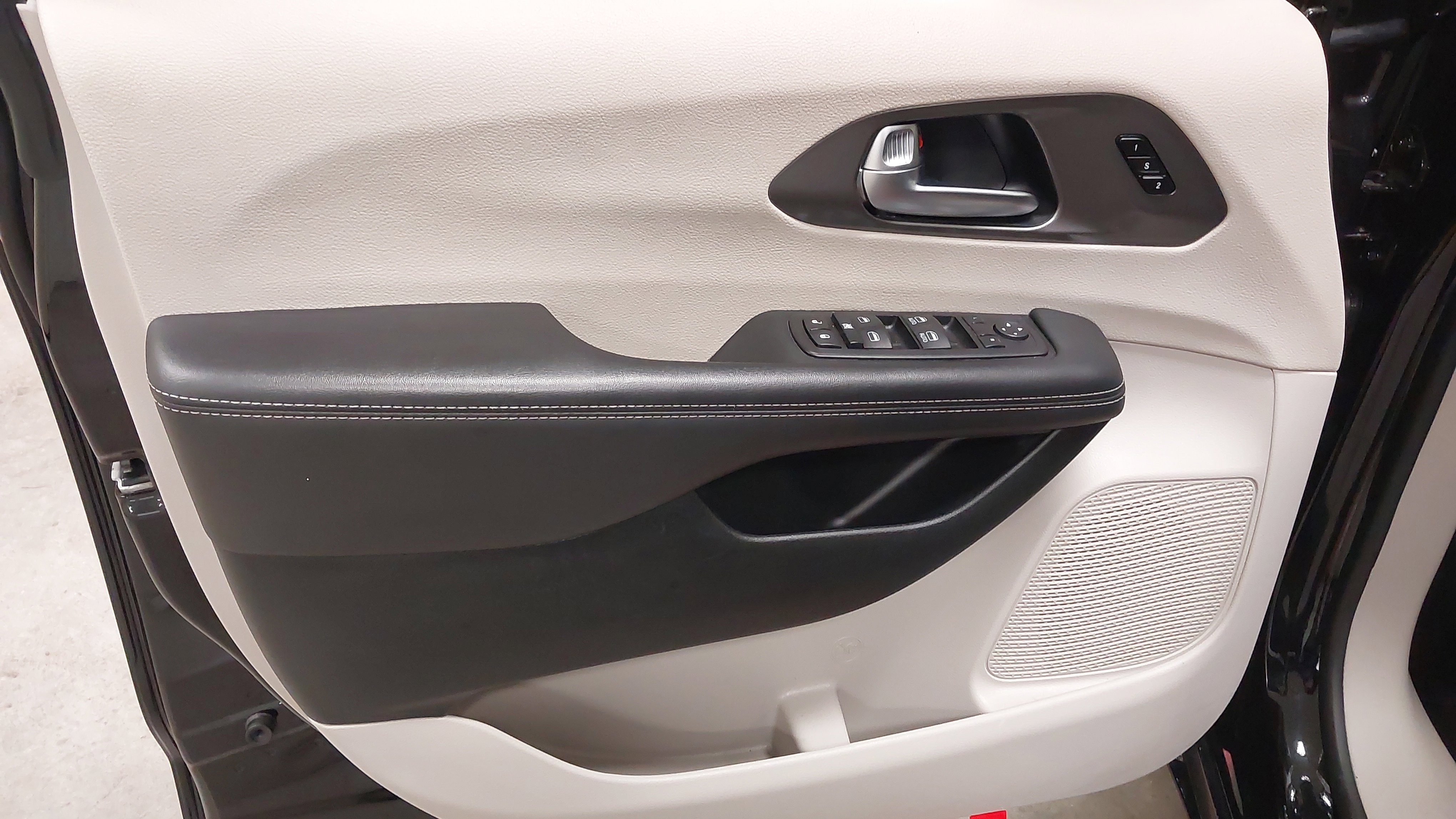 Used 2024 Chrysler Pacifica Touring-L image 24