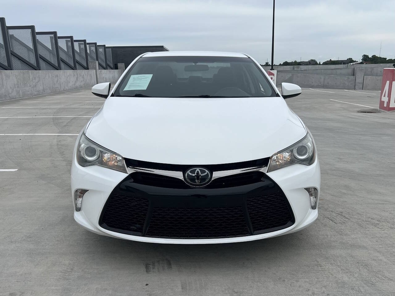 Used 2017 Toyota Camry SE FWD image 3