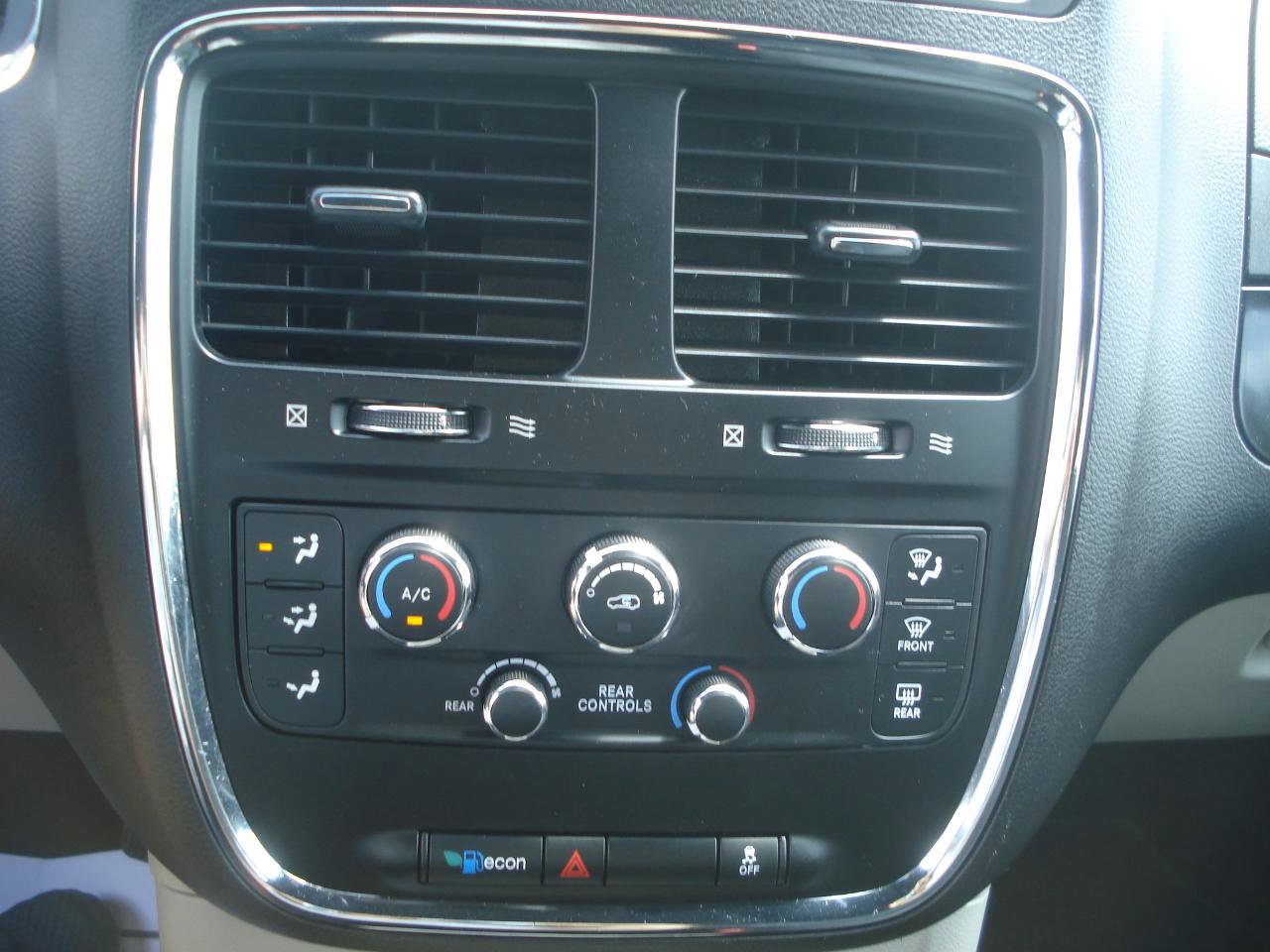 Used 2016 Dodge Grand Caravan SE image 23