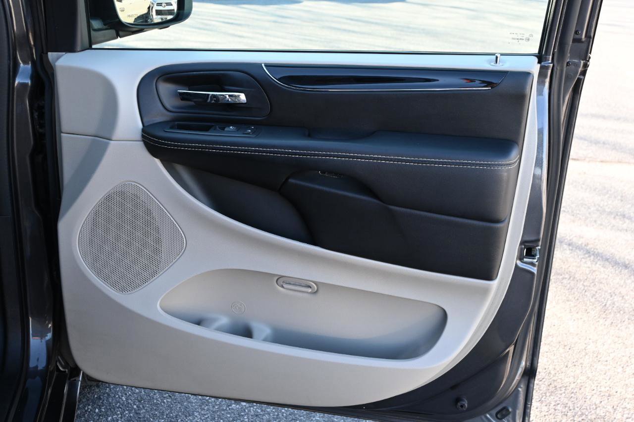 Used 2016 Dodge Grand Caravan SE image 20