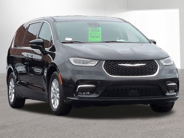 Used 2024 Chrysler Pacifica Touring-L FWD image 3