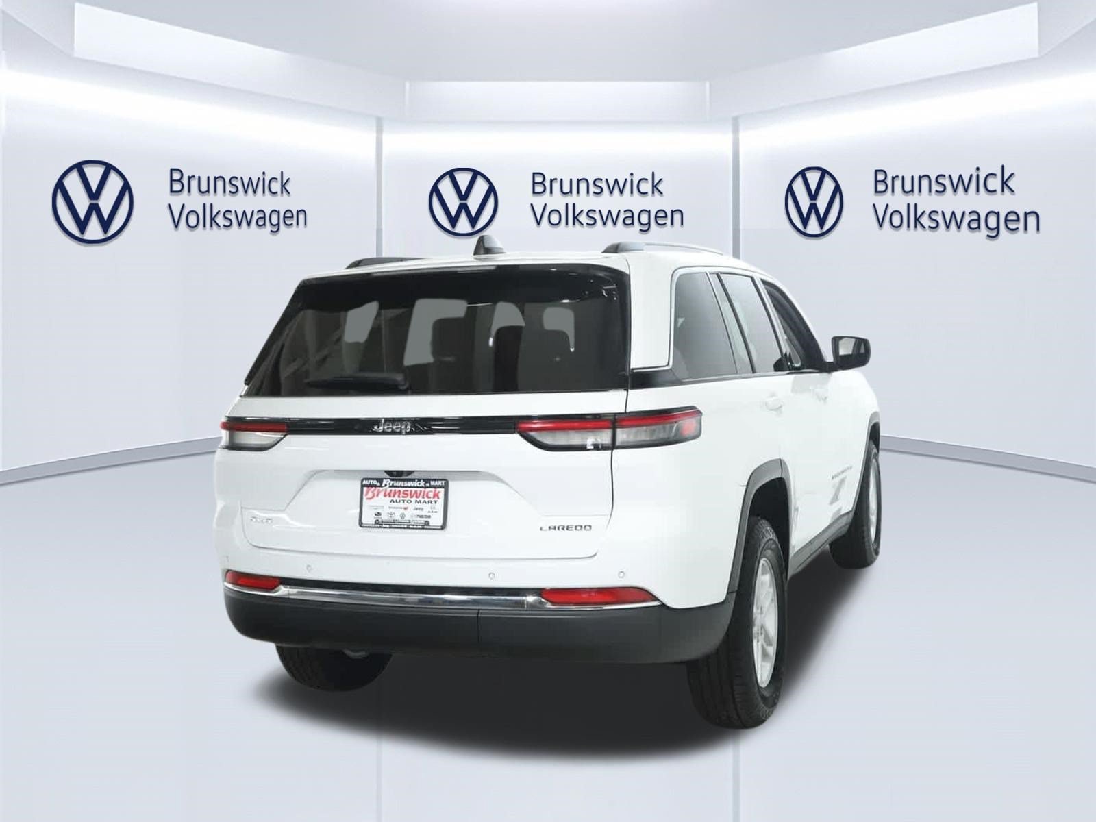Used 2023 Jeep Grand Cherokee Laredo AWD/4WD image 47