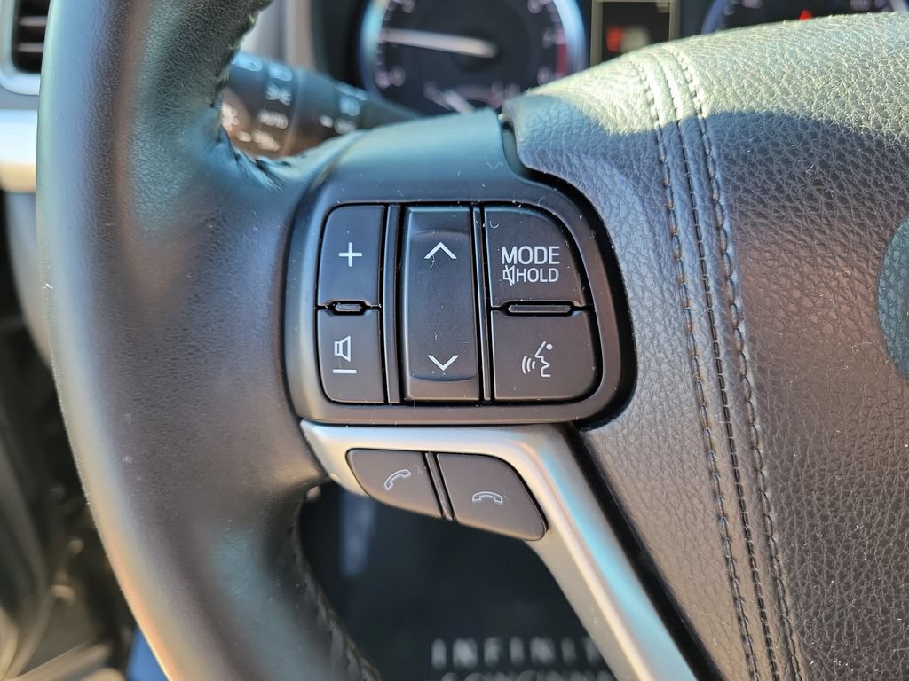 Used 2017 Toyota Highlander Limited AWD/4WD image 20