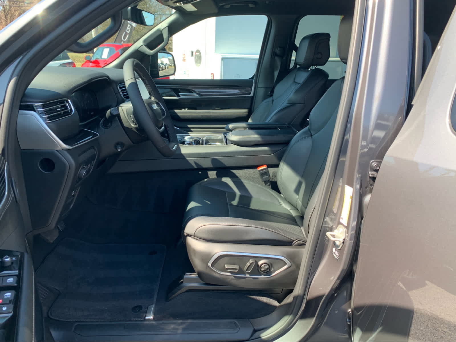 Used 2024 Jeep Wagoneer 4WD w/ Premium Group I image 11