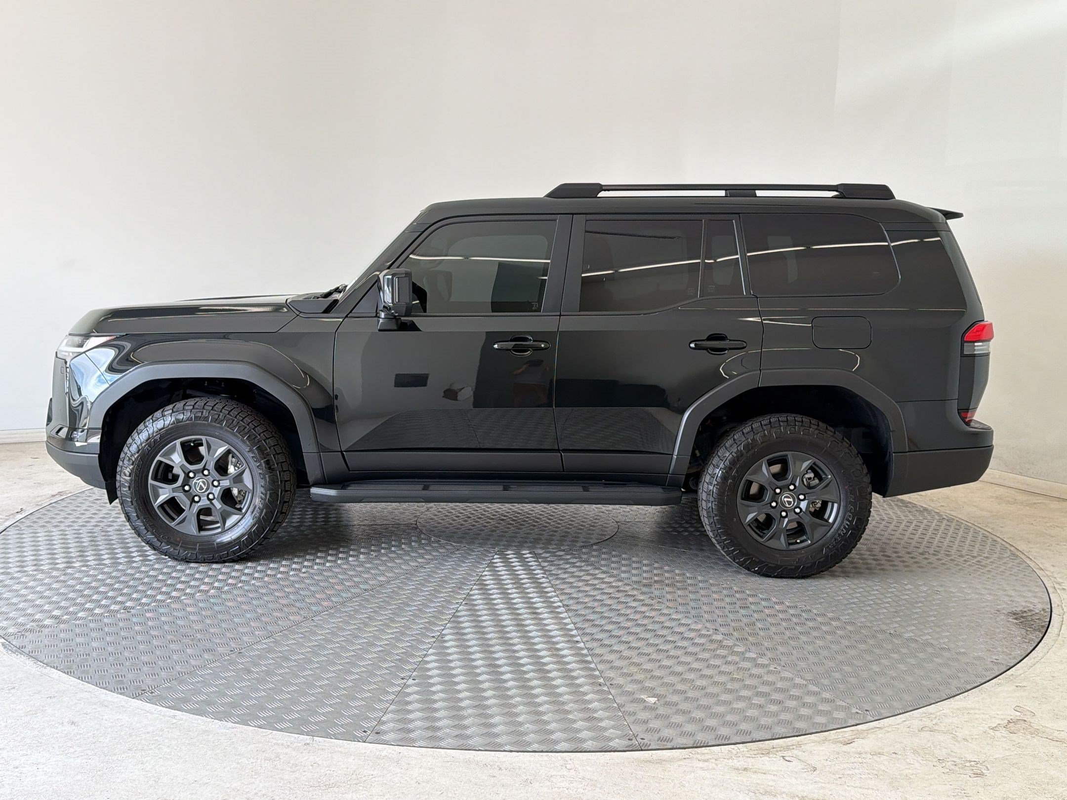 Used 2024 Lexus GX 550 AWD/4WD image 2