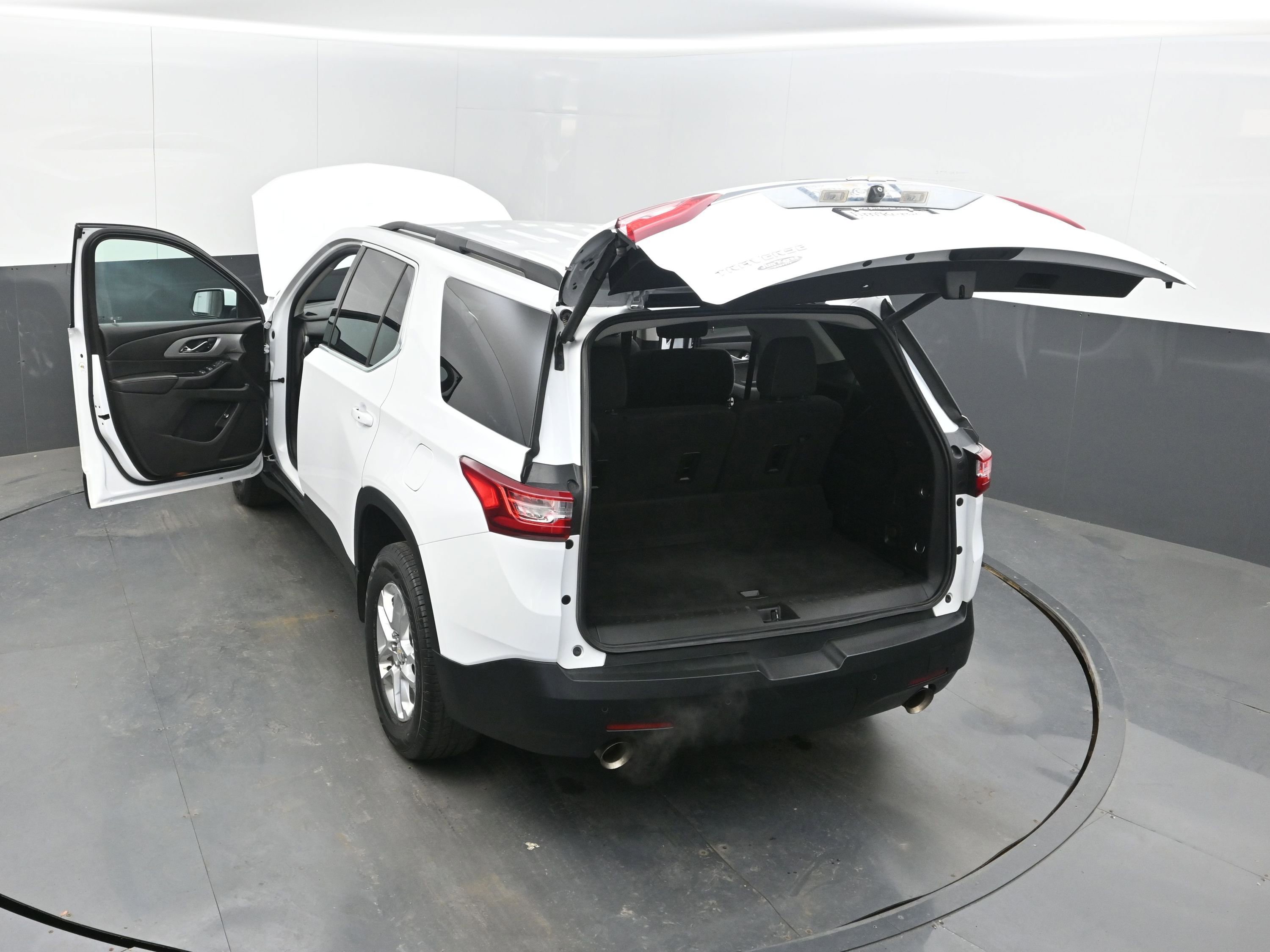 Used 2021 Chevrolet Traverse LT image 44