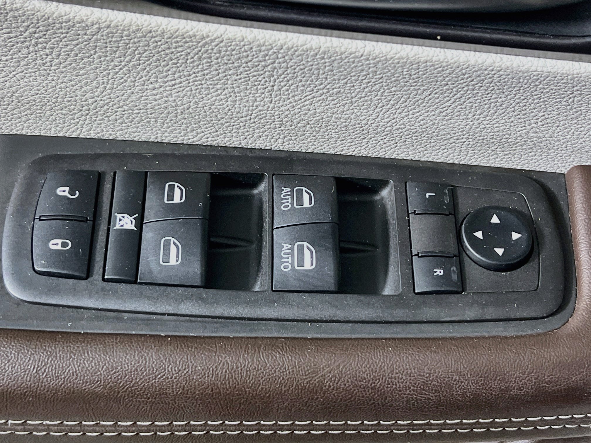 Used 2021 Chrysler Pacifica Touring FWD image 16
