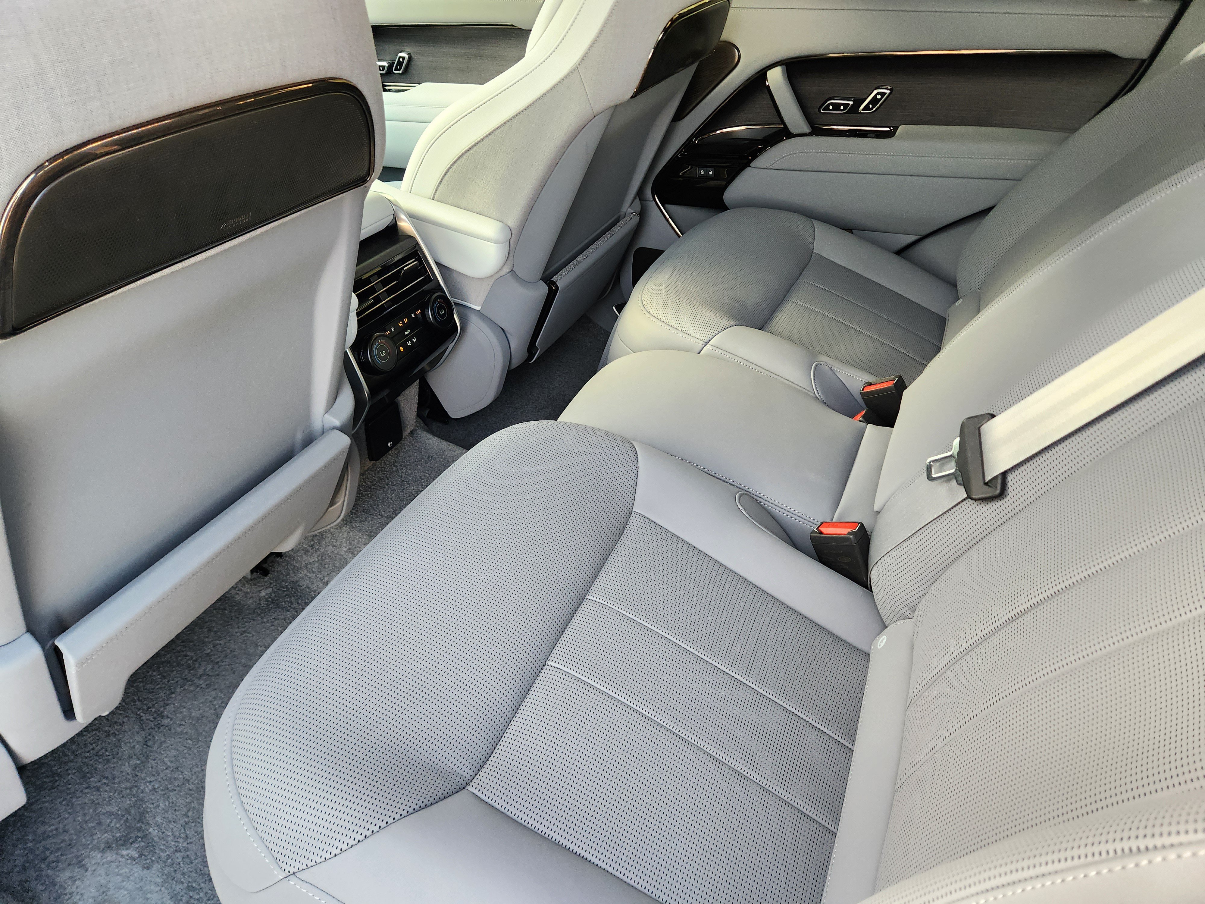 Certified 2025 Land Rover Range Rover SV AWD/4WD image 25