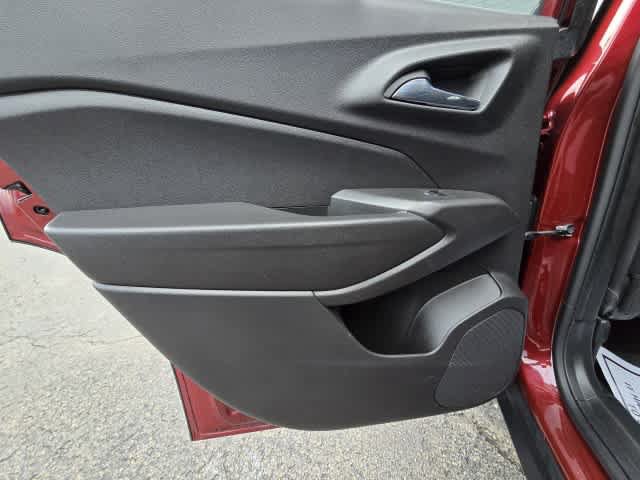 Used 2024 Chevrolet Trax LT FWD image 11