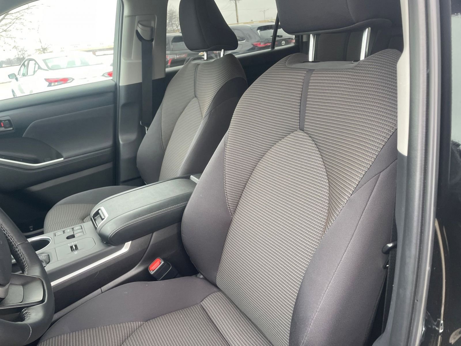 Used 2025 Toyota Highlander LE image 38