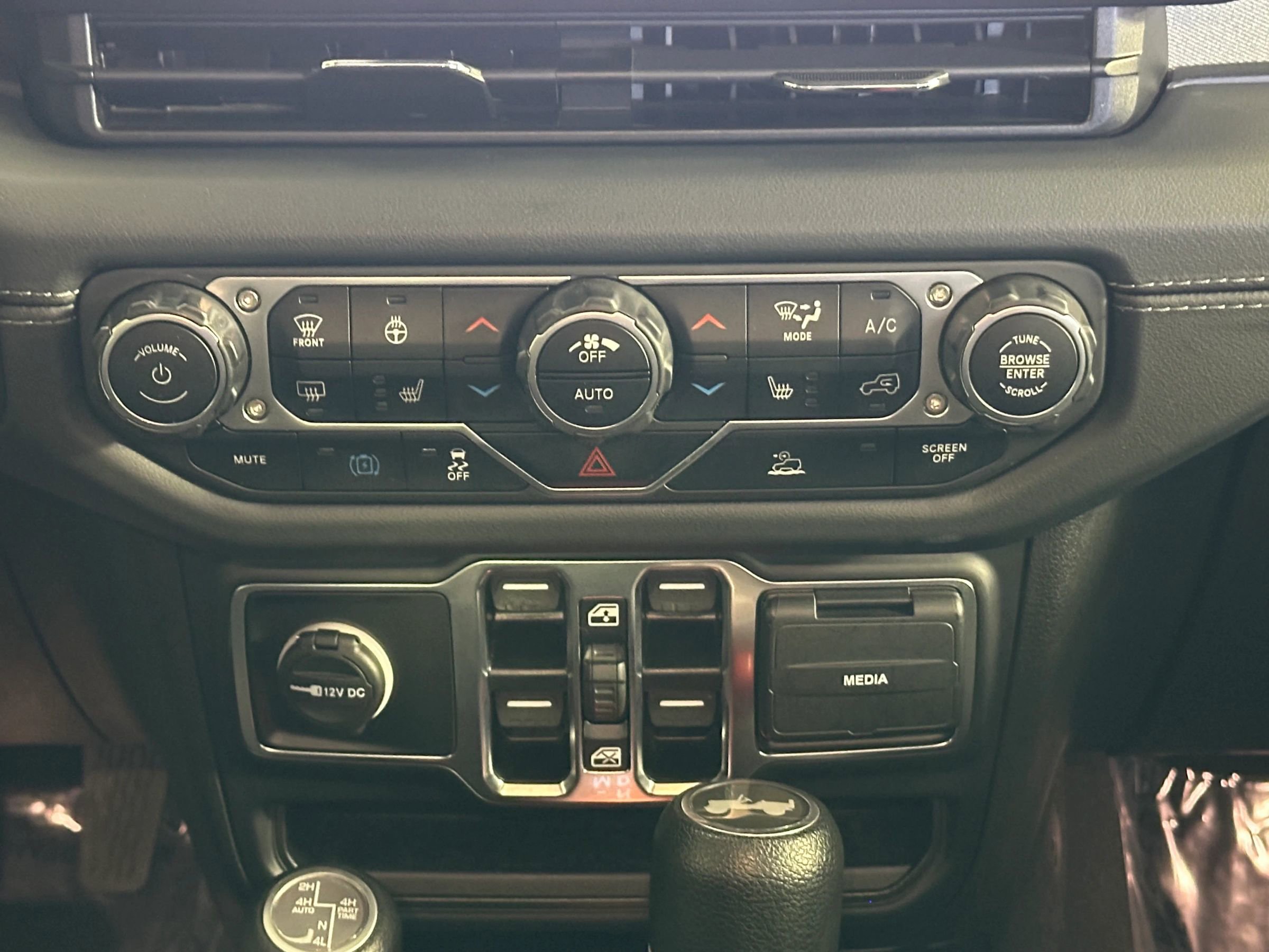 Used 2024 Jeep Wrangler Unlimited Sahara image 32