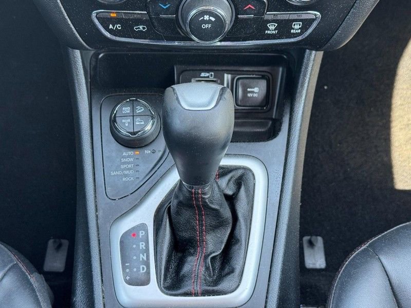 Used 2016 Jeep Cherokee Trailhawk w/ Cold Weather Group AWD/4WD image 15