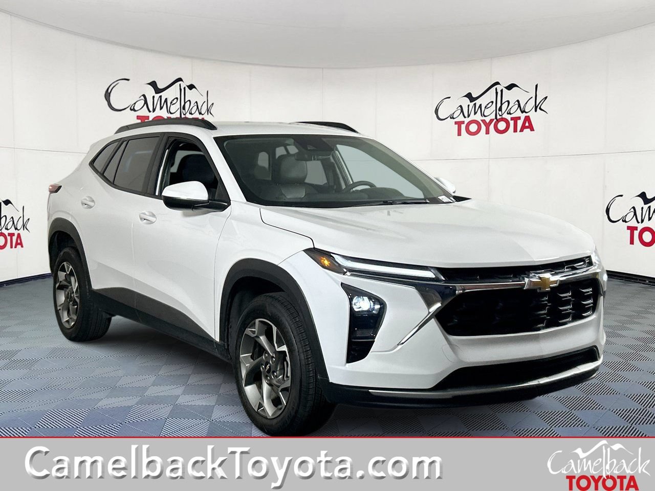 Used 2025 Chevrolet Trax LT FWD image 1