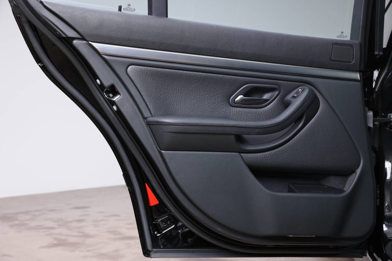 Used 2002 BMW M5 image 99