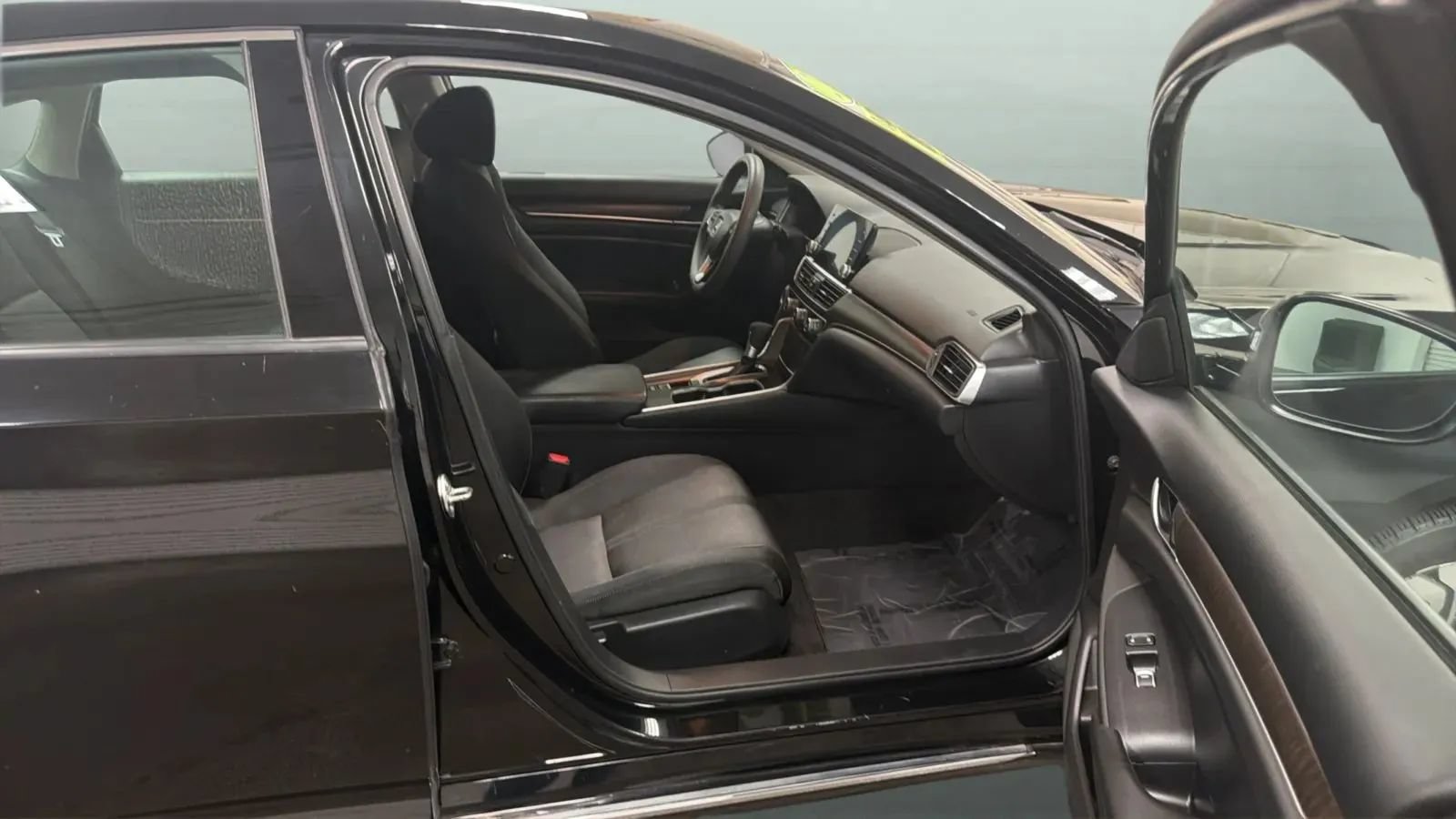 Used 2018 Honda Accord EX image 22