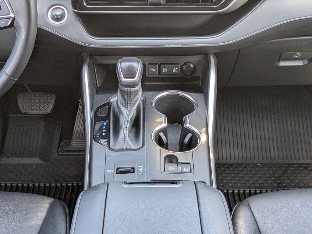 Used 2021 Toyota Highlander XLE FWD image 18