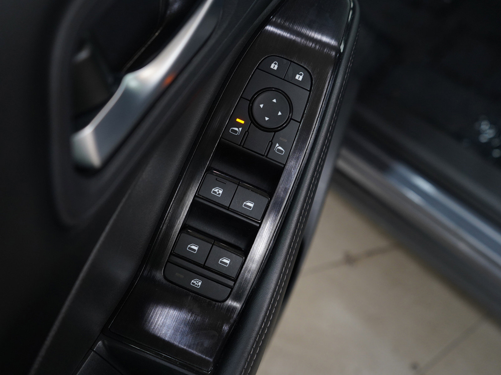 Used 2025 Nissan Rogue SV image 21