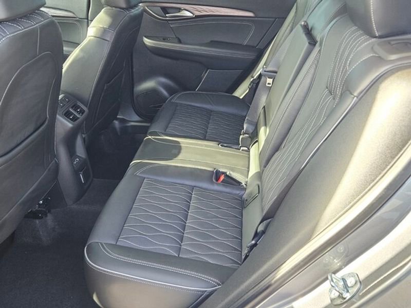 Used 2021 Buick Envision Avenir w/ Technology Package II image 8